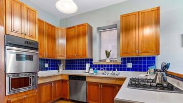 Coffee/tea maker, fridge, microwave, oven