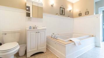 Douche, baignoire à remous, séchoir à cheveux
