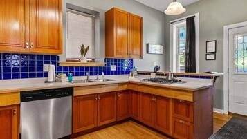Coffee/tea maker, fridge, microwave, oven