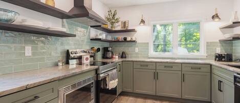 Jääkaappi, mikroaaltouuni, uuni, liesi