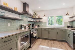 冷蔵庫、電子レンジ、オーブン、コンロ