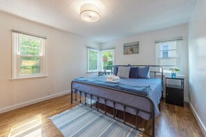 3 室のベッドルーム、WiFi (無料)、ベッドシーツ