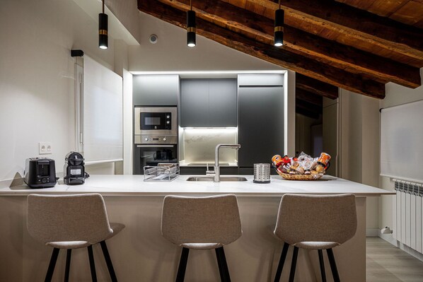 Fridge, microwave, oven, stovetop - Apartamento con Encanto en el Centro de Teruel (Teruel)