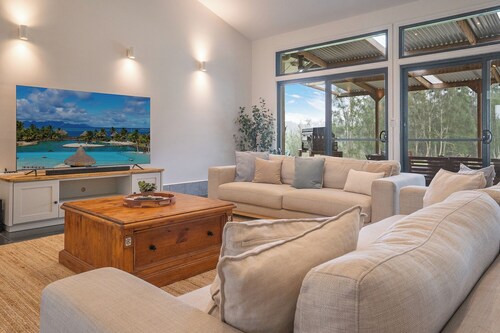 Coastal Farmhouse - Perfect place to gather with friends and family 