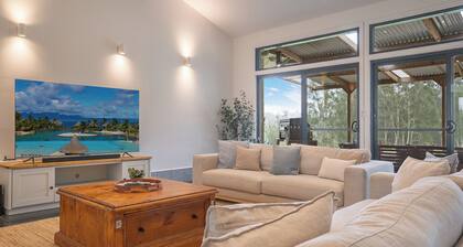 Coastal Farmhouse - Perfect place to gather with friends and family