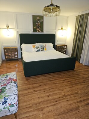 3 bedrooms, desk, iron/ironing board, WiFi - Private Raleigh Bungalow Retreat near Downtown Raleigh (Raleigh)