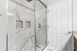 Dusche, Haartrockner, HandtĂŒcher