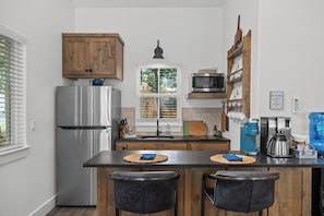 Refrigerador, microondas, parrilla de estufa y cafetera y tetera 