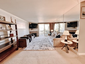 TV connectée, cheminée, baby-foot, table de tennis de table