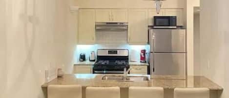 Mikrovågsugn och grytor/köksredskap