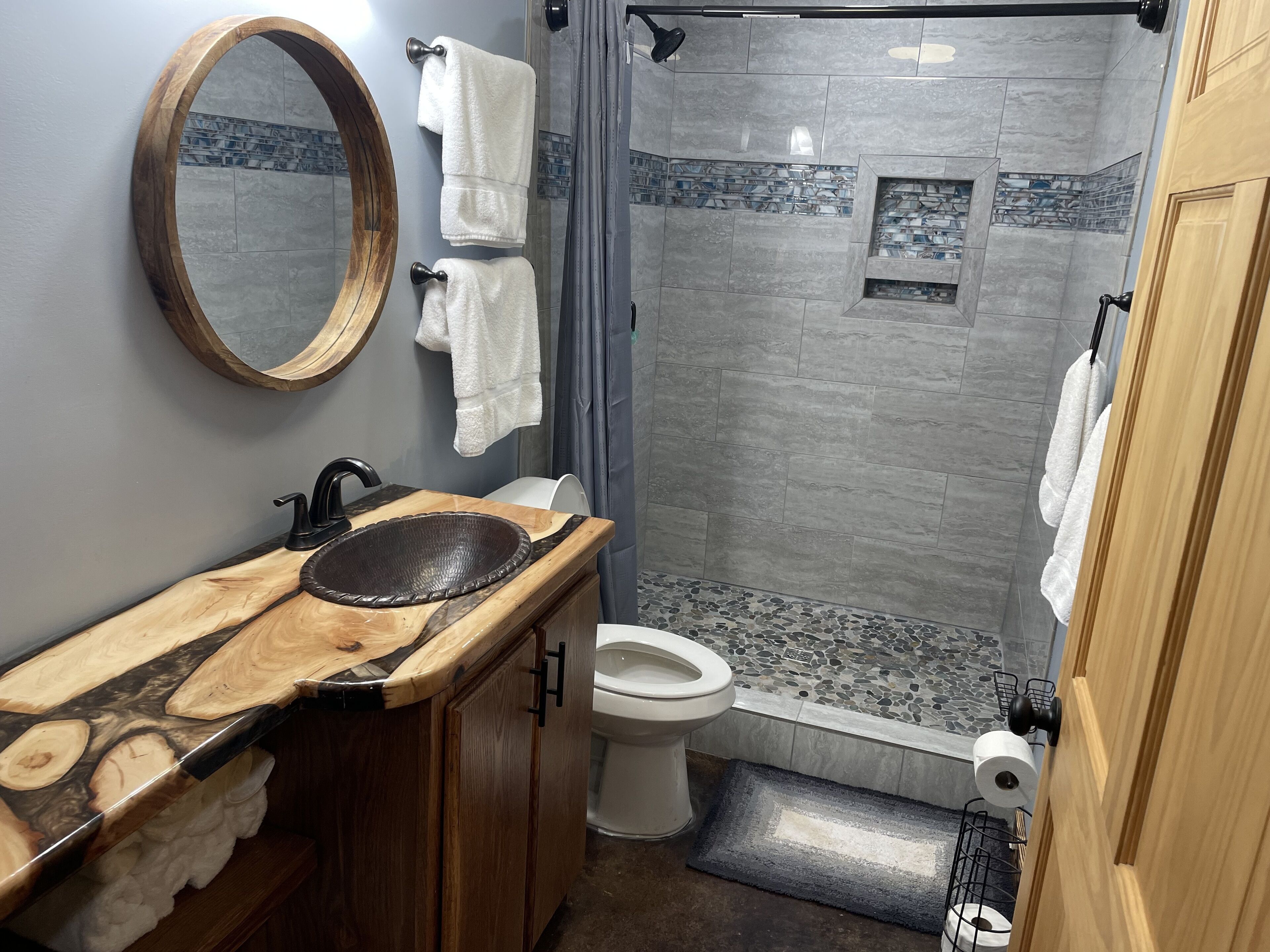 Regadera, secadora de cabello, toallas, papel de baño 