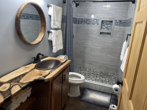 Dusj, hårføner, håndklær og toalettpapir