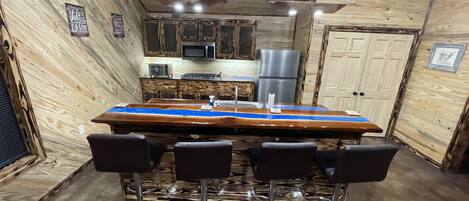 Réfrigérateur, micro-ondes, plaque de cuisson, cafetière/bouilloire