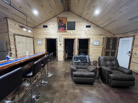 Interior. Minutes away from one of the greatest crappie fishing lakes in the world