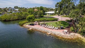 Un complexe hôtelier au bord du lac, doté d’un patio, de chaises longues et d’un belvédère.