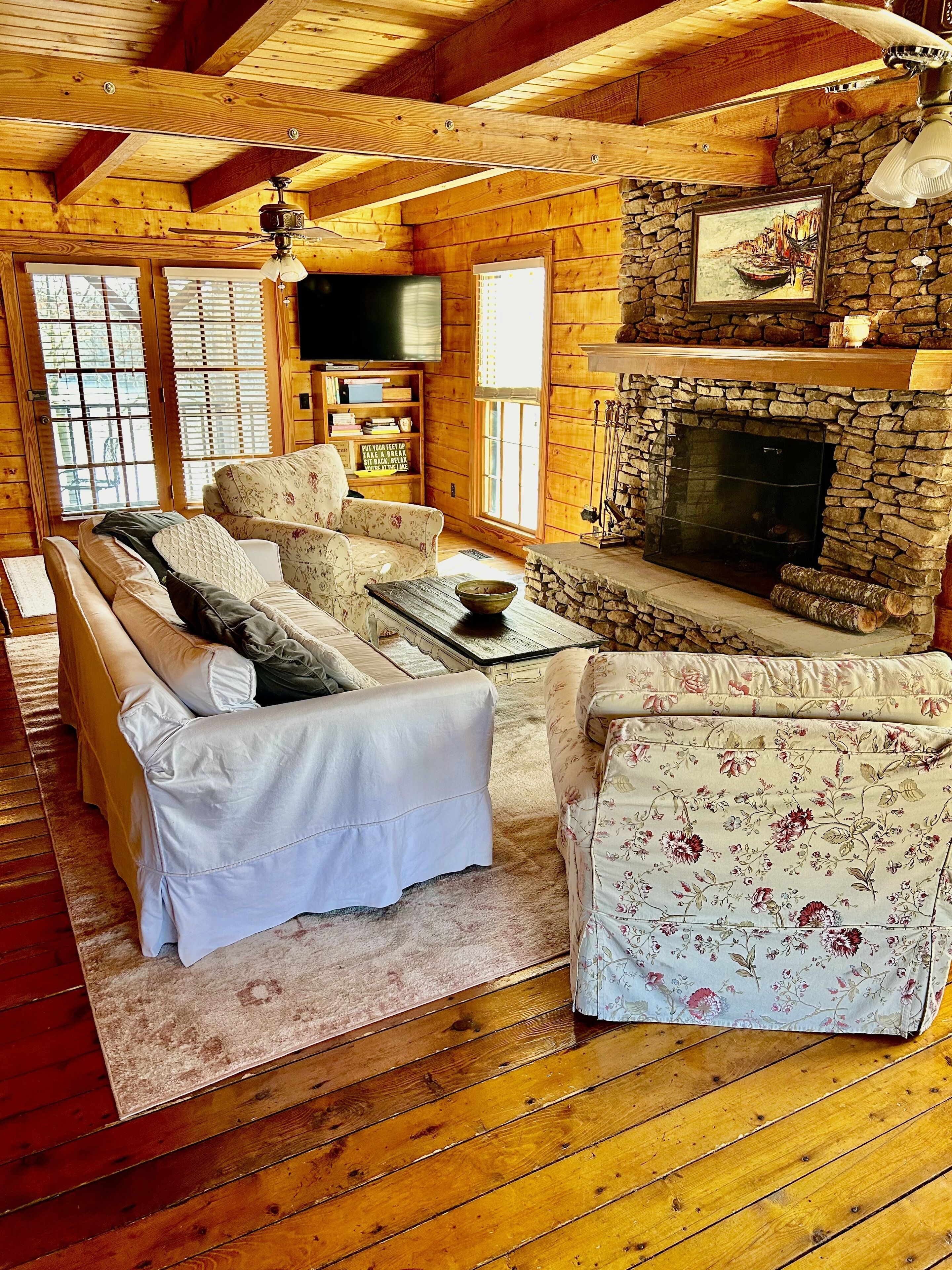 Smart TV, fireplace, DVD player, ping pong