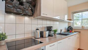 Kühlschrank, Ofen, Herdplatte, Wasserkocher mit Kaffee-/Teezubehör