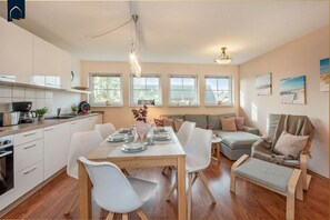 Fridge, oven, stovetop, coffee/tea maker - Strandbrise - Ferienwohnung Strandbrise (Koserow)