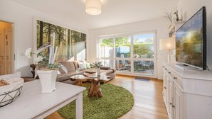 A spacious living room with a sofa, coffee table, and a television. - Reni - Idyllisches Erdgeschoss-appartement Terrasse & Strandnah (Koserow)