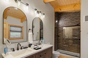 Shower, towels - Cozy Rustic Cabin on Sugar Mountain (Sugar Mountain)