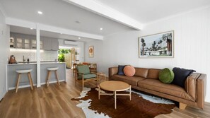 Smart TV - Villa Le Miramar Perfect for your Pooch Holiday (Noosa)