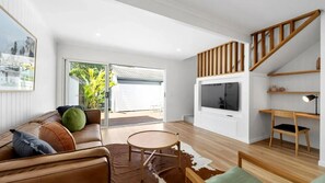 Smart TV - Villa Le Miramar Perfect for your Pooch Holiday (Noosa)