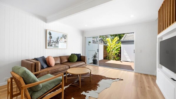 Smart TV - Villa Le Miramar Perfect for your Pooch Holiday (Noosa)