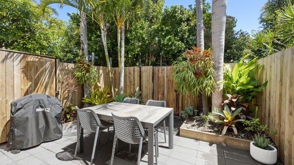 Outdoor dining - Villa Le Miramar Perfect for your Pooch Holiday (Noosa)