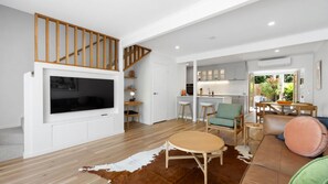 Smart TV - Villa Le Miramar Perfect for your Pooch Holiday (Noosa)