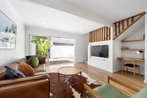 Smart TV - Villa Le Miramar Perfect for your Pooch Holiday (Noosa)