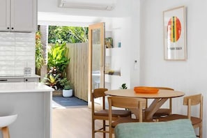 Outdoor dining - Villa Le Miramar Perfect for your Pooch Holiday (Noosa)
