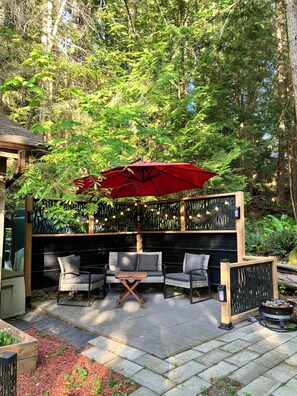 Terrace/patio - The Hobbit on Canopy Ridge Gabriola (Gabriola)