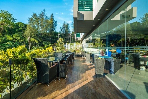 Outdoor dining - Studio direct pool access Merlin/Tri Trang beach (Patong)