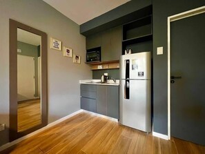 Fridge, oven, stovetop, coffee/tea maker