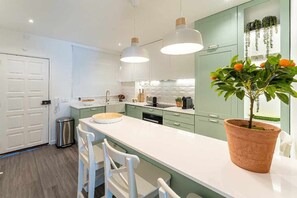 Réfrigérateur, micro-ondes, four, lave-vaisselle