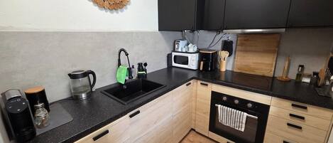 Refrigerador, microondas, horno y parrilla de estufa