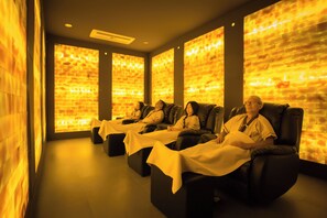 Behandelingskamers voor koppels, een sauna, een bubbelbad, een stoombad