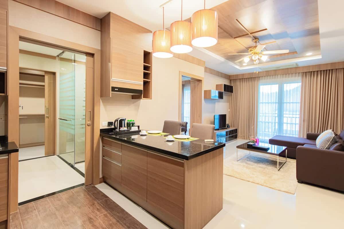 Suite, 1 Bedroom, Mountain View | 1 bedroom, free minibar, desk, free WiFi