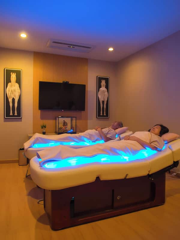 Salas de tratamiento para parejas, sauna y tina de hidromasaje