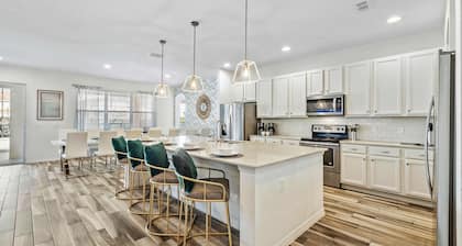 Mini Golf, Arcade, Huge Bedroom w/ Slide, Waterpark, Tiki Bar: Imagination Station