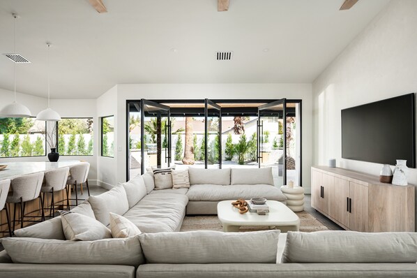 Smart TV, fireplace