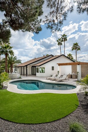 A heated pool - The MYAH by Porter | NEWLY REMODELED! Enjoy the Pool, Firepit & Luxury! (Scottsdale)