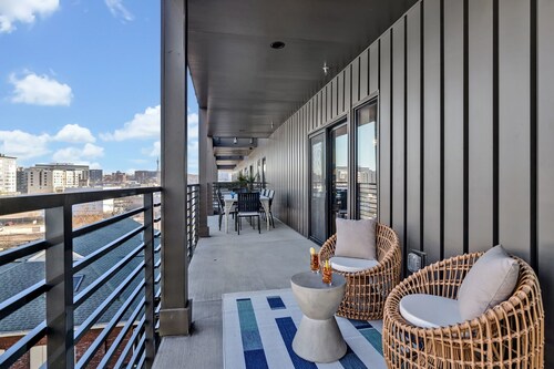 Hyve-The Cosmo-Walk To Broadway