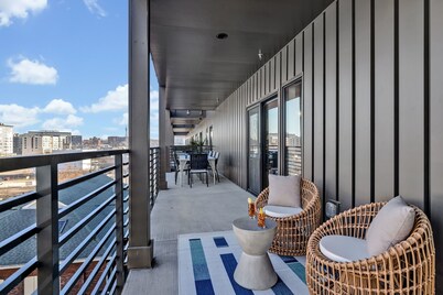 Hyve-The Cosmo-Walk To Broadway