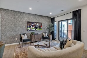 Una televisión, una chimenea