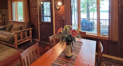 Cozy cabin on class A Musky Lake - Lake Big Sissabagama - Pet Friendly