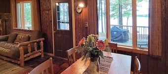 Cozy cabin on class A Musky Lake - Lake Big Sissabagama - Pet Friendly