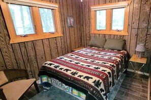 2 bedrooms, WiFi, bed sheets - Cozy cabin on class A Musky Lake - Lake Big Sissabagama - Pet Friendly (Stone Lake)