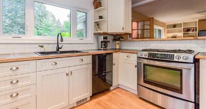 Heart of downtown w/ private backyard. Walk to Elora Mill!