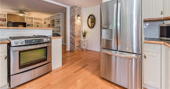 Jääkaappi, mikroaaltouuni, uuni, liesi